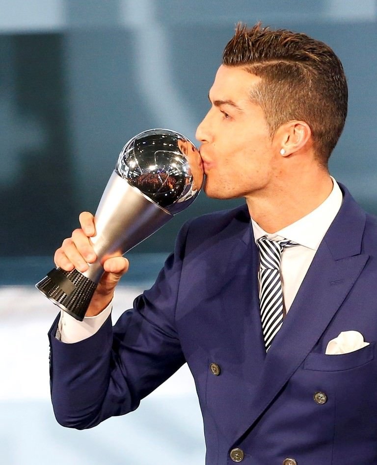 Yılın futbolcusu Cristiano Ronaldo seçildi