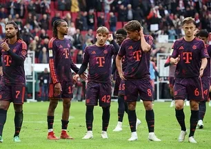 B. Münih, Augsburg'ta 2 puan bıraktı!