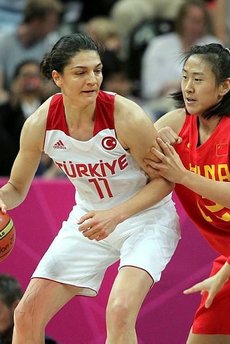 Nevriye Yılmaz basketbolu bıraktı