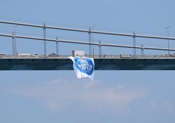 Şampiyon Anadolu Efes'in bayrağı köprüye asıldı!