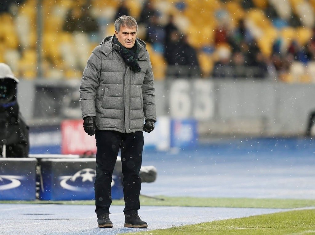 Dinamo Kiev taraftarı Beşiktaş bayrağı yaktı