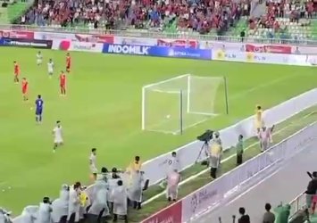 Endonezya'da bir futbolcu gol sevincinde boşluğa düştü