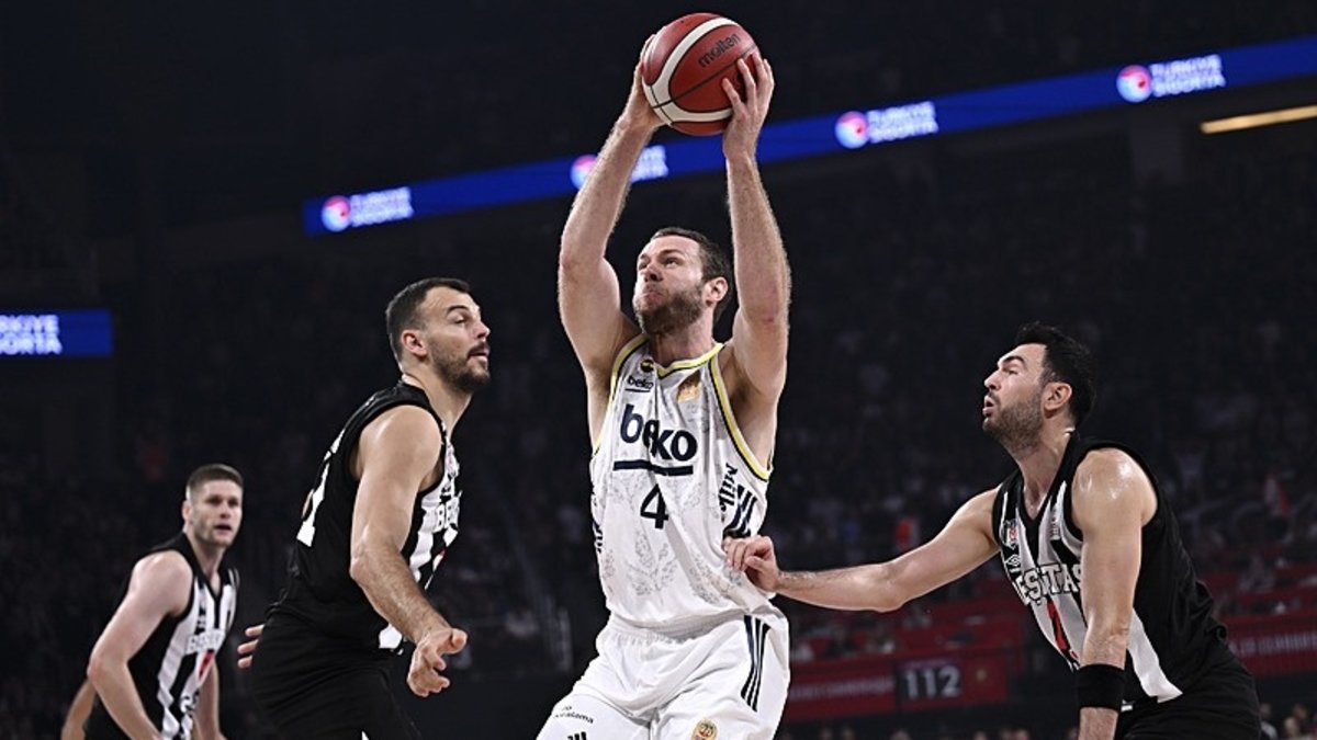 Nicolo Melli'den Fenerbahçe Beko'ya kupayı getiren blok! İşte o anlar Nicolo Melli'den Fenerbahçe Beko'ya kupayı getiren blok! İşte o anlar