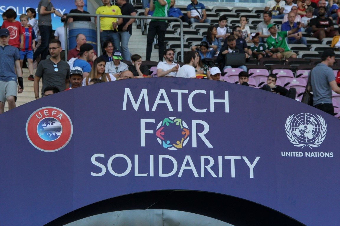 Figo, Ronaldinho’yu yendi