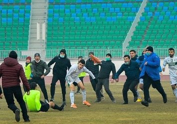 Futbolcudan hakeme linç girişimi! Uçan tekme attı