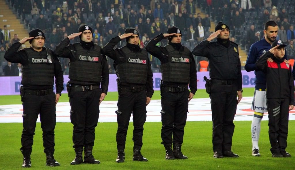 Seremoniye polislerle beraber çıktılar