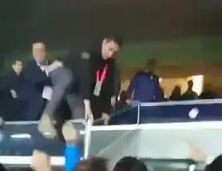 Ali Koç tepki gösteren taraftarların arasına atladı