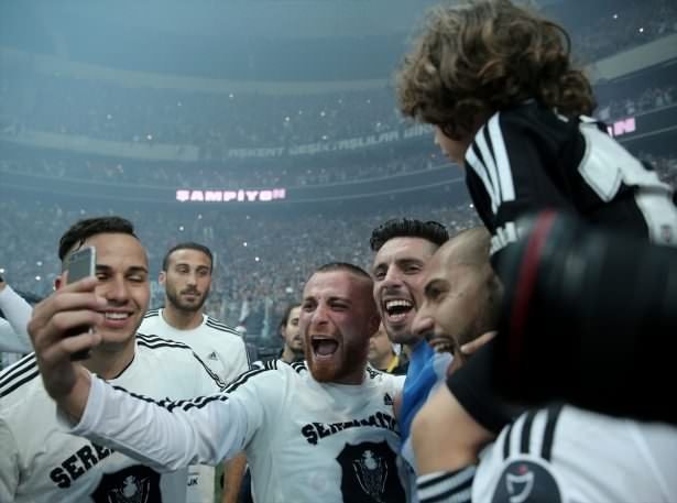 Maç sonunda Arena’da büyük çoşku!