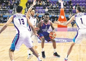 Efes lider bitirdi