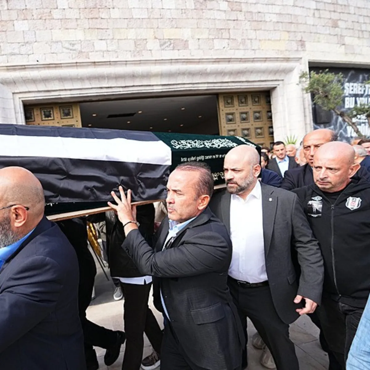 Metin Keçeli İstanbul'da son yolculuğuna uğurlandı