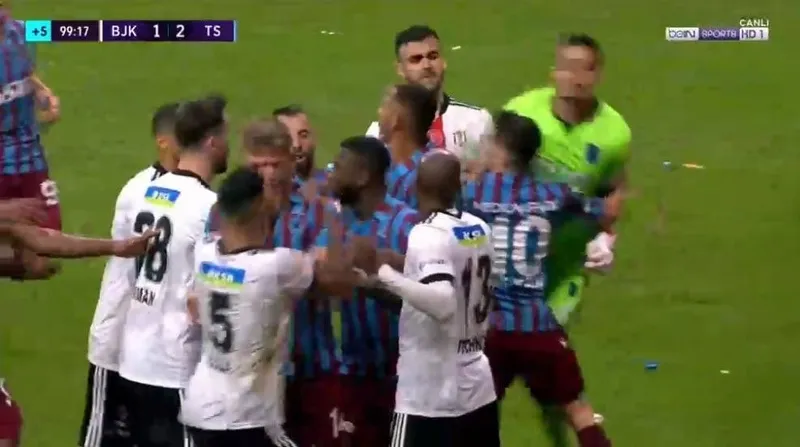Beşiktaş Trabzonspor maçında tansiyon bir anda yükseldi! İşte o pozisyon... - 3