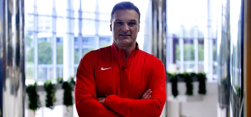 Alpay Özalan: Sahada savaşan bir takım kurulacak
