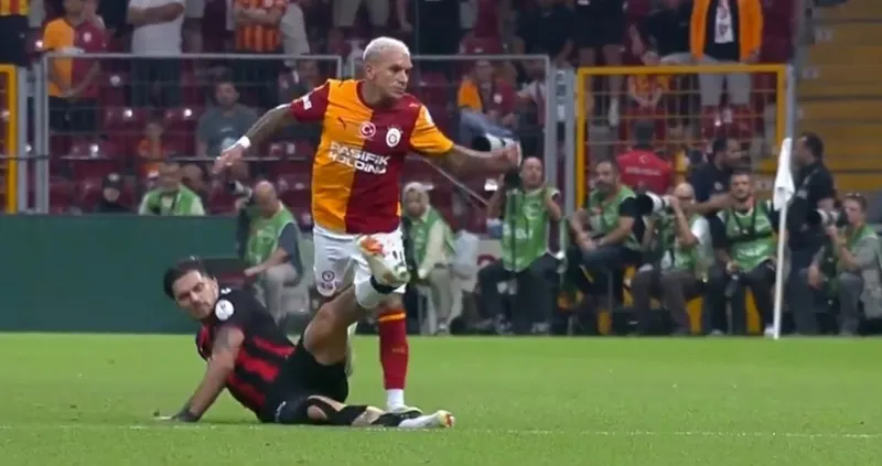 Galatasaray-Arca Çorum FK maçında kırmızı kart itirazı! - 1