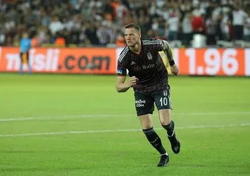 Weghorst Belhanda'yı solladı!
