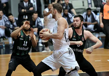 Beşiktaş sahasında yıkıldı