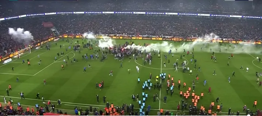 Trabzonspor Antalyaspor maçında taraftarlar sahaya girdi! İlginç anlar... - 2