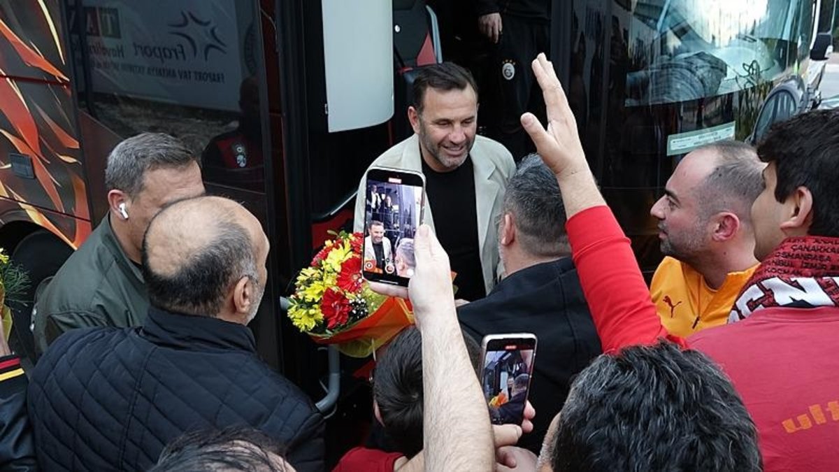 Okan Buruk'tan Antalya'daki taraftarlara 'Rahatız merak etmeyin' Okan Buruk'tan Antalya'daki taraftarlara 'Rahatız merak etmeyin'