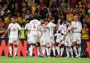Lens evinde kazandı!