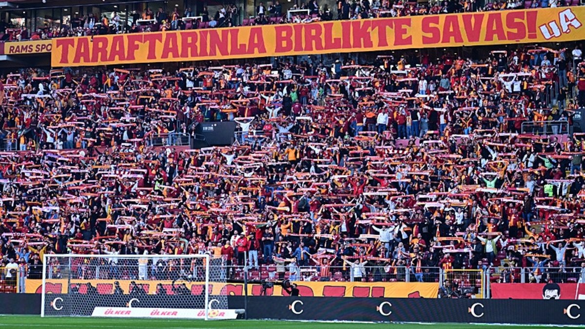 Galatasaraylı taraftarlar şampiyonluk maçı için stada erken giriş yapmaya başladı! Galatasaraylı taraftarlar şampiyonluk maçı için stada erken giriş yapmaya başladı!