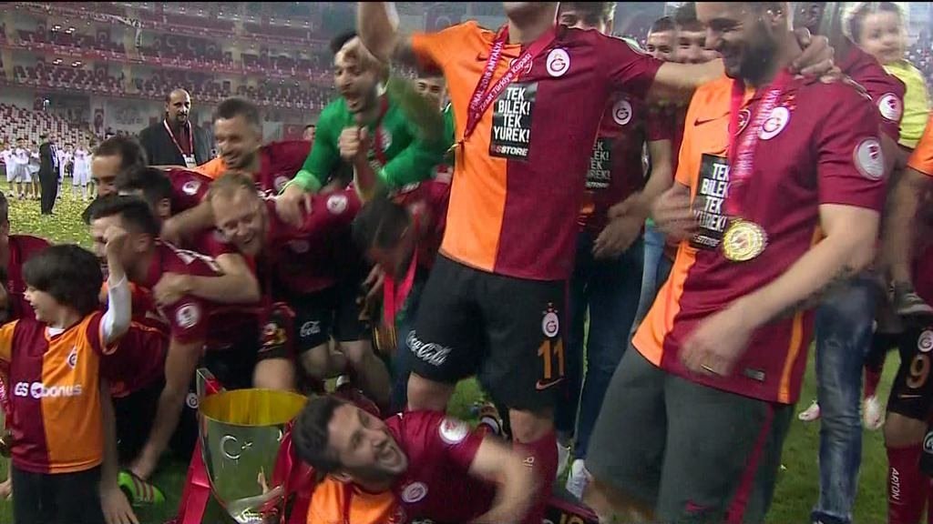 Aslan kupasını kaldırdı!