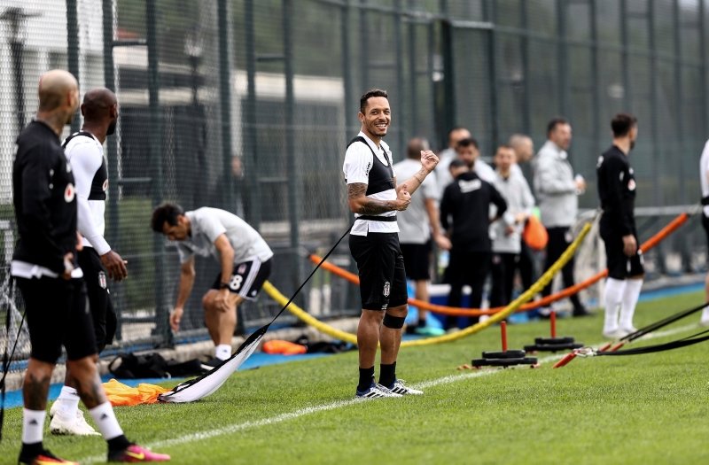 Beşiktaş’ta 3 isimle yollar ayrılıyor!