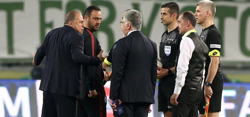 Maç sonu Fatih Terim'den şok tepki! Sahaya girdi ve...