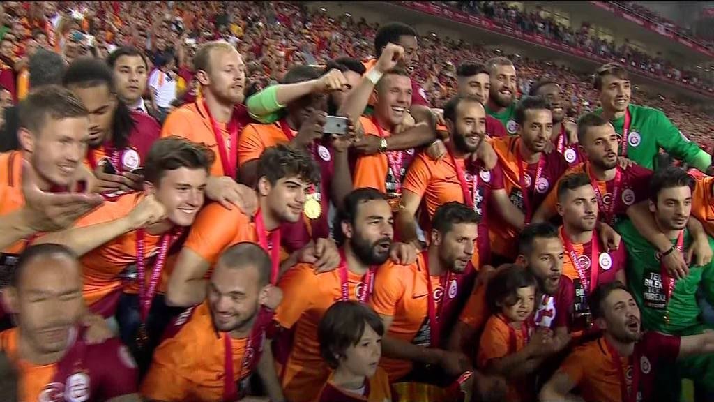 Aslan kupasını kaldırdı!