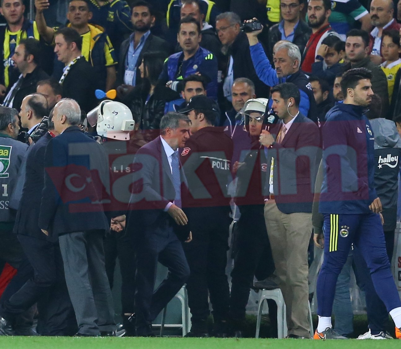 İşte derbide ekranlara yansımayan olay kareler...