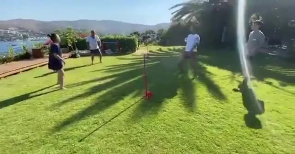 Fatih Terim ve Merve Terim’den ayak tenisi şovu
