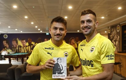 Cengiz Ünder takım arkadaşlarına Nutuk kitabını hedeiye etti