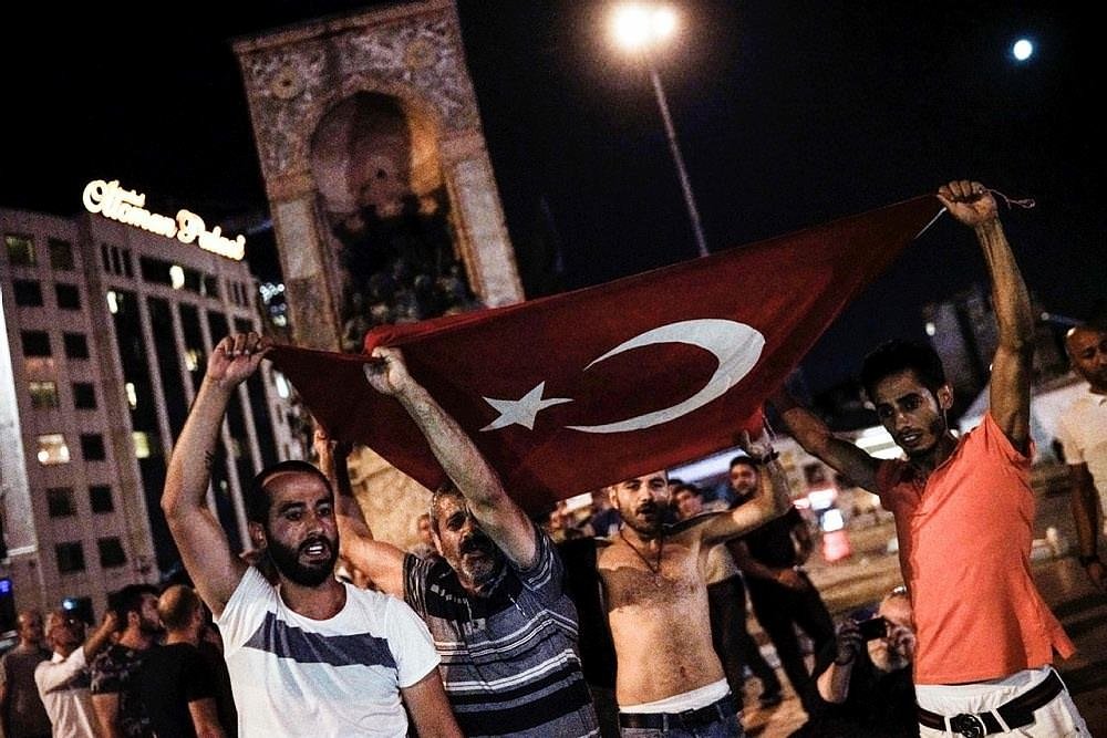 Halk demokrasi nöbetinde