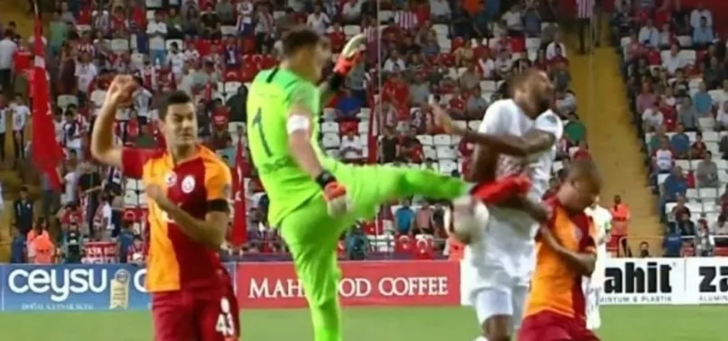 Muslera ucuz atlattı!