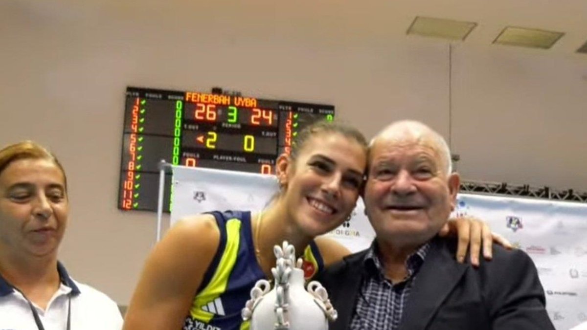 Fenerbahçe'de Alessia Orro 'En İyi Pasör' ödülünü dedesinin ellerinden aldı! Fenerbahçe'de Alessia Orro 'En İyi Pasör' ödülünü dedesinin ellerinden aldı!