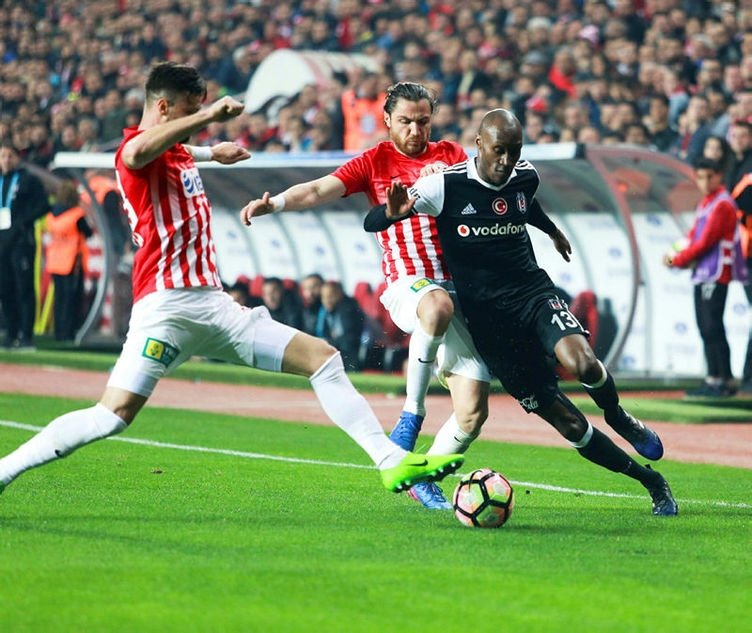 Beşiktaş’tan Atiba kararı