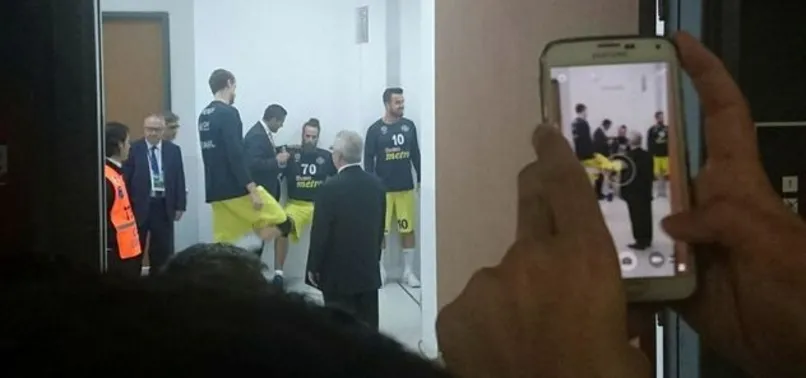 Aziz Yıldırım soyunma odasında başarı diledi