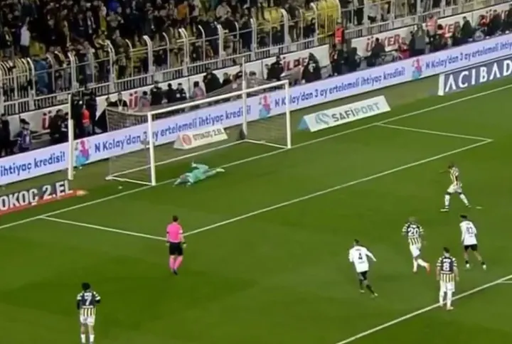 Fenerbahçe - Beşiktaş derbisinde hem kırmızı kart hem penaltı! İşte o pozisyon - 4