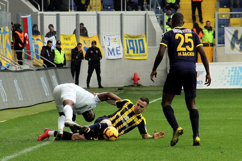 Golden sonra kendini yerde buldu!