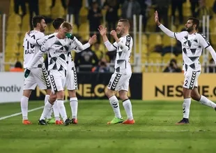 Atiker Konyaspor, Kadıköy'de Fenerbahçe'yi devirdi