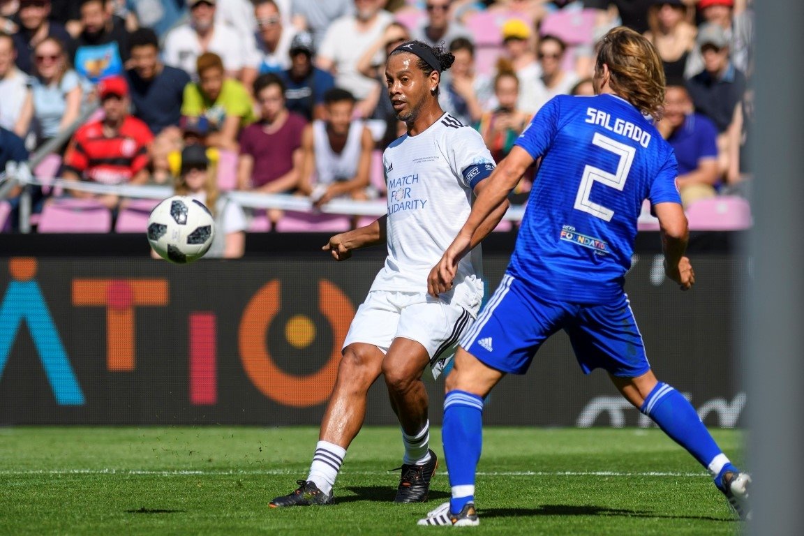 Figo, Ronaldinho’yu yendi