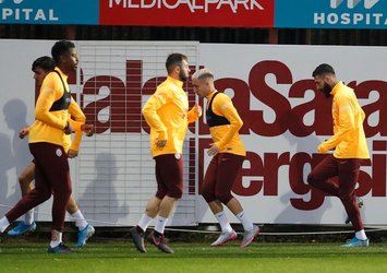 Galatasaray'a iki yıldızdan kötü haber