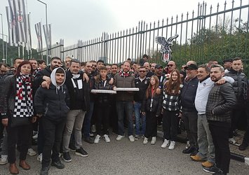 Beşiktaş taraftarından derbi öncesi takıma destek!