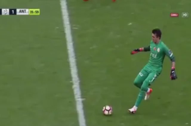 Muslera orta sahada Eto’o’yu çalımladı