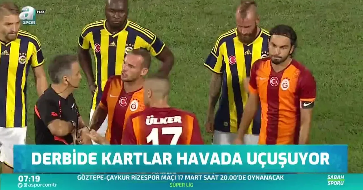 Derbide kartlar havada uçuşuyor