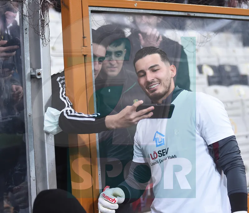 Beşiktaş Trabzonspor maçı öncesi Uğurcan Çakır taraftarın isteğini kırmadı ve fotoğraf çekildi - 1