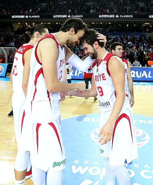 12 Dev Adam İspanya’yı devirdi