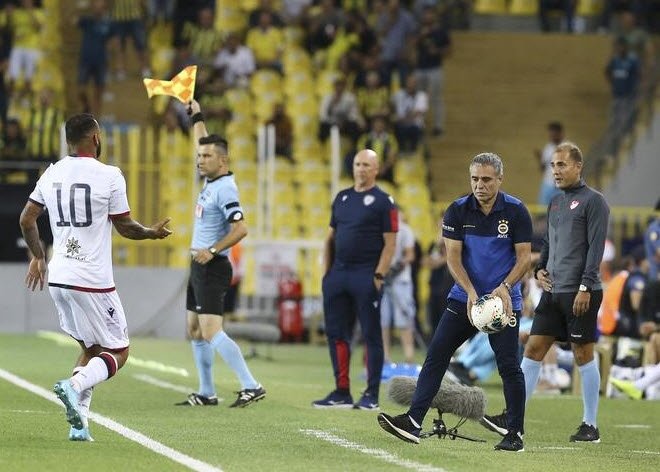 Fenerbahçe-Cagliari maçında dikkat çeken detay! Görenler dönüp bir daha baktı