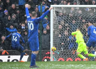 Tosun Paşa Premier Lig'i sallıyor