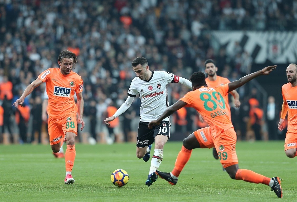 Beşiktaş tribünlerinde yenge rüzgarı