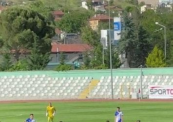 Amatör lig maçında sahaya çöp kovası atıldı!