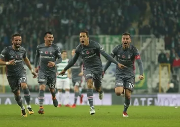 Topu 90'a çiviledi!
